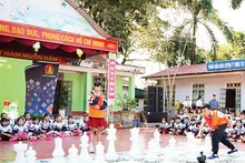 Students of Na Sang Primary School (Na Sang Commune, Dien Bien Province) enthusiastically experience the chess game right in the school yard. (Photo provided by the Central Council of Young Pioneers)