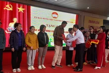 Leaders of Phuc Loi Ward Party Committee present gifts to near-poor households in the area. (Photo: NDO)
