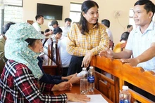 Leaders of the Phu Rieng District Party Committee (Binh Phuoc) exchange opinions and gather feedback from the people at the grassroots level. (Photo: NDO)