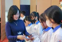Minister of Health Dao Hong Lan presents gifts to children.