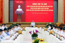 Party General Secretary To Lam speaks at the meeting.