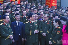 General Phan Van Giang discusses the Creative Youth movement in the army with delegates on the sidelines of the programme.