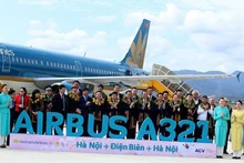 Dien Bien provincial leaders welcome tourists and representatives of ministries and branches at Dien Bien airport.