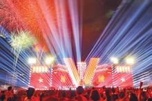 The art programme entitled “Fatherland in the Heart” organised by Nhan Dan Newspaper attracts more than 50,000 spectators at My Dinh National Stadium. (Photo: THE DAI)