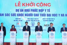 Party General Secretary To Lam (fourth, right) and delegates press the buttons to launch the construction of the Ha Noi Medical University Elderly Health Care - Medical Complex in Ha Noi on January 17 (Photo: NDO)