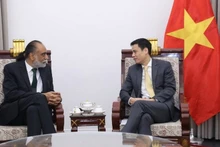 Deputy Minister of Foreign Affairs Dang Hoang Giang (right) and UN Under-Secretary-General and Special Envoy of the UN Secretary-General for Digital and Emerging Technologies Amandeep Singh Gill at their meeting on January 16 (Photo: VNA)