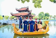 The Quan Ho folk singing Club of Den Do Temple during a Quan Ho performance at the Den Do Temple water pavilion, Bac Ninh. (Photo: BAO LONG)