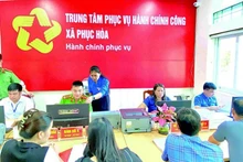 Staff of the Phuc Hoa Commune Public Administration Service Centre, Cao Bang Province, support people in carrying out administrative procedures. (Photo: TUYET TRINH)