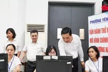 Leaders of Yen Hoa ward in Ha Noi inspect the IT system on the first day of piloting the two-tier local administration model. (Photo: VNA)