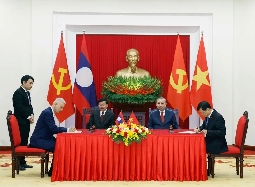 Top Lao leader leaves Ha Noi, concluding state visit to Viet Nam