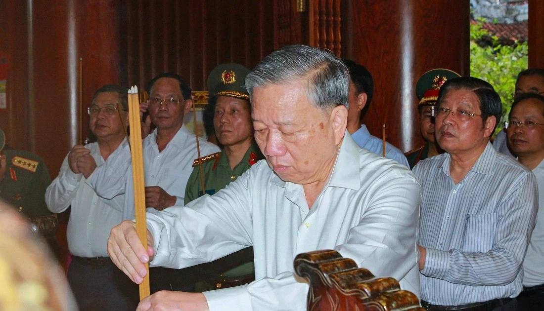 Party chief pays homage to President Ho Chi Minh in Nghe An province