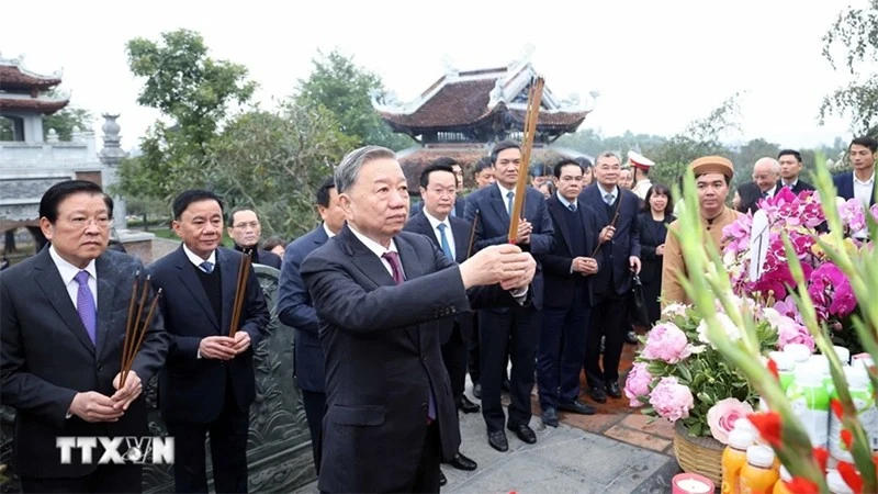 Party chief pays homage to President Ho Chi Minh in Nghe An province
