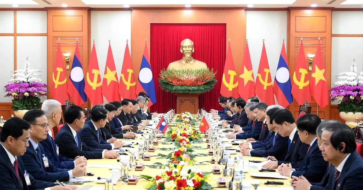 Top Vietnamese, Lao leaders hold talks in Ha Noi