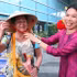 A representative of Anex Tour Viet Nam presents a conical hat to the first passengers arriving in Da Nang from Vladivostok. (Photo: VNA)