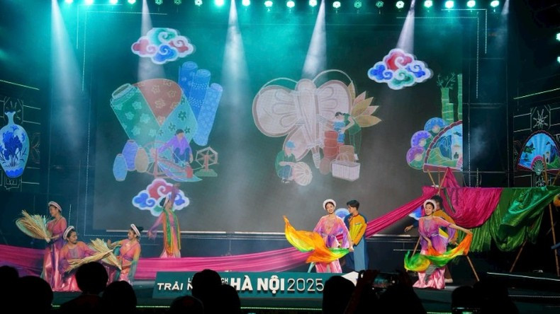 Traditional performing arts at the festival opening night Traditional performing arts at the festival opening night