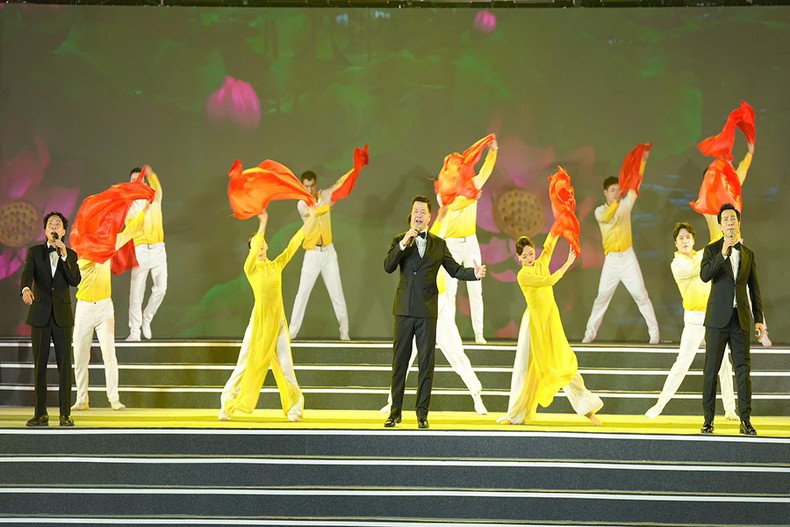 An art performance at the event. An art performance at the event.