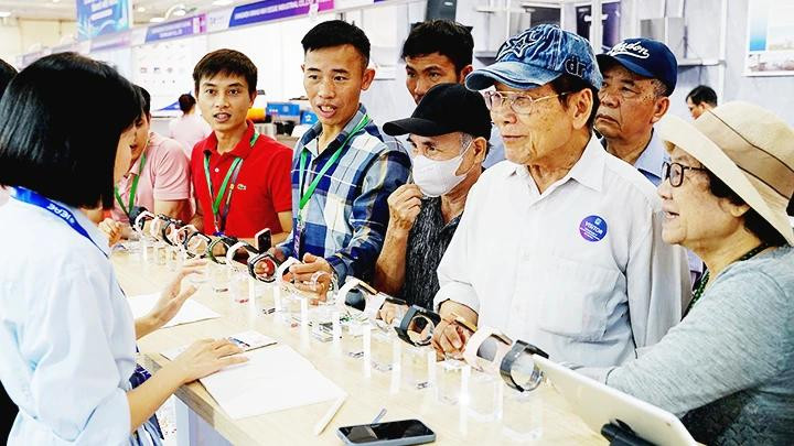 Digital Technology and Smart Devices are Attracting Consumers Photo: BAC SON