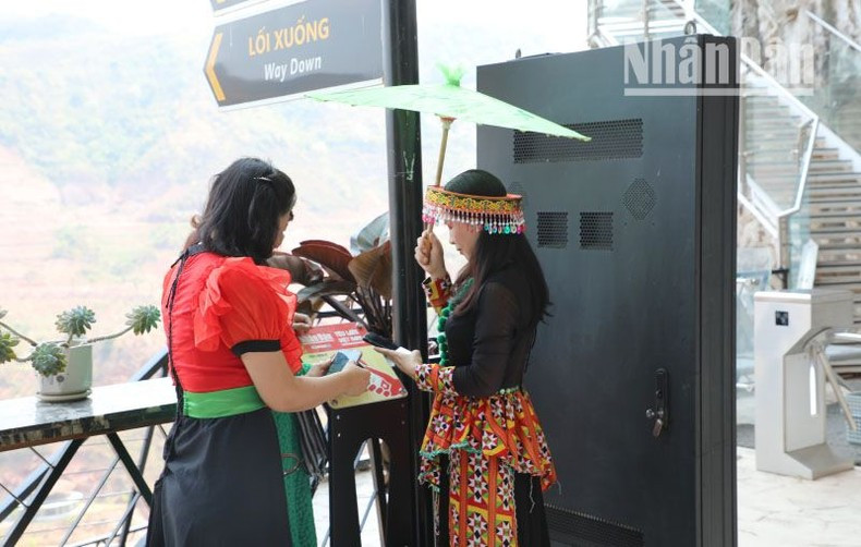 NFC Chip-Enabled Signs at Bach Long Glass Bridge and Than Bird Cave NFC Chip-Enabled Signs at Bach Long Glass Bridge and Than Bird Cave