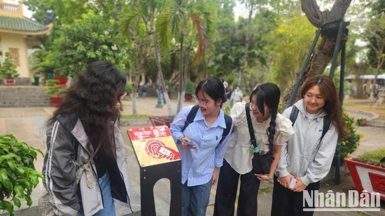 Young people experience the NFC chip-enabled board at Tran Bien Literature Temple.