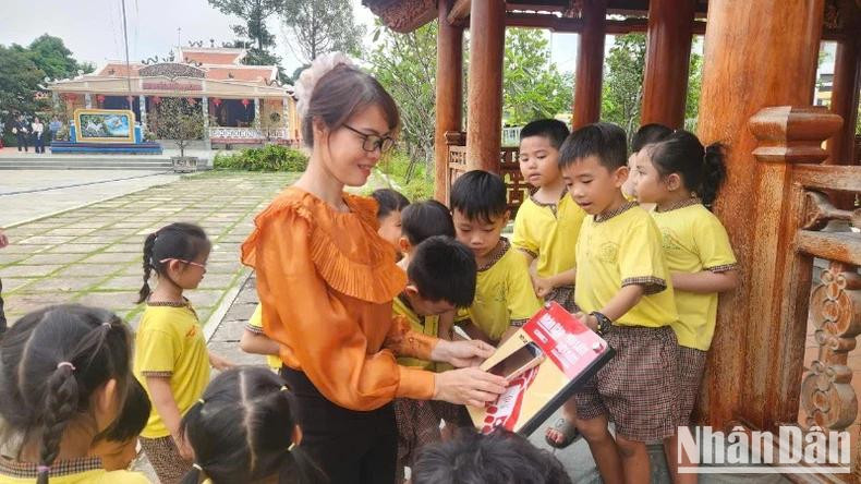 At these sites, visitors only need to place their smartphone with an internet connection close to the NFC chip-enabled board as instructed. The screen will automatically link to the "Love Vietnam So Much" website.
