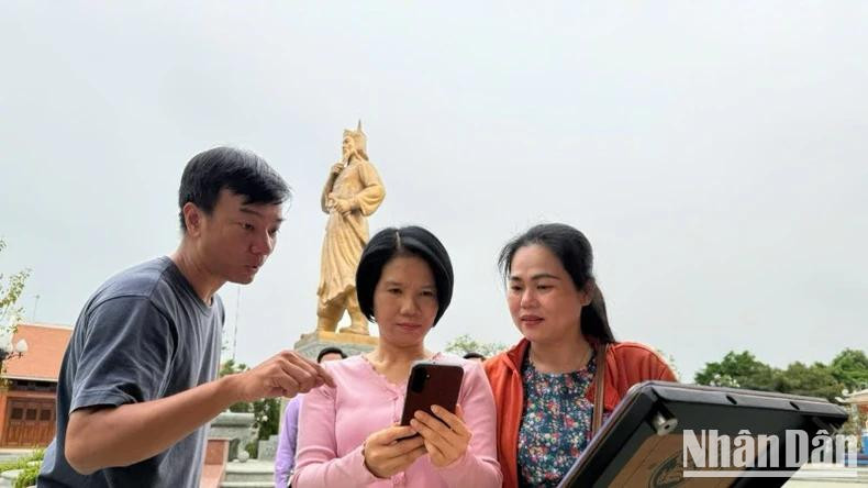 At the Nguyen Huu Canh Temple Relic Site, on the morning of March 25th, after the installation of the NFC chip-enabled board, many visitors came to experience it.
