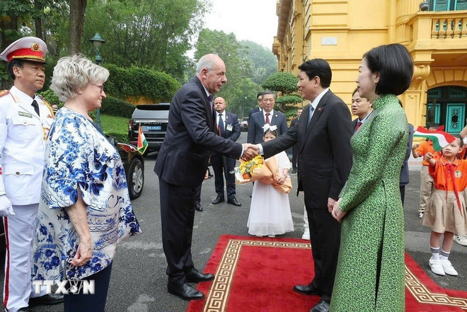 President Luong Cuong and spouse welcome Hungarian President Sulyok Tamas and spouse. (Photo: VNA) President Luong Cuong and spouse welcome Hungarian President Sulyok Tamas and spouse. (Photo: VNA)