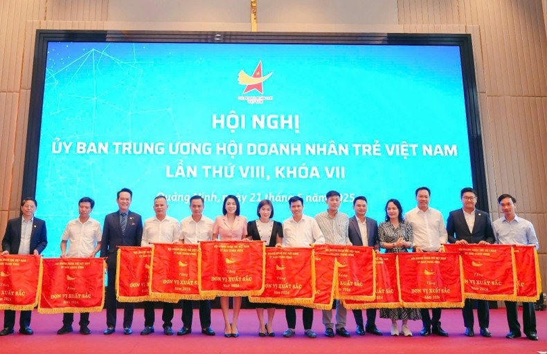Dang Hong Anh, President of the Viet Nam Young Entrepreneurs Association, (third from left) presents emulation flags to representatives of associations nationwide. Dang Hong Anh, President of the Viet Nam Young Entrepreneurs Association, (third from left) presents emulation flags to representatives of associations nationwide.
