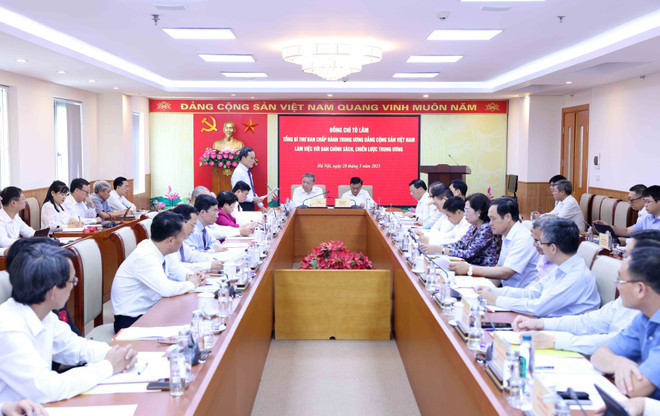 At the working session (Photo: VNA)