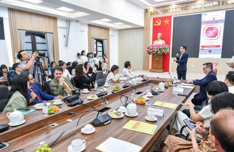 Mr Huy Nguyen, General Director of Phygital Labs, said that “Love Vietnam So Much” serves as both a tour guide and a host, capable of providing a wealth of information and integrating blockchain technology and artificial intelligence.