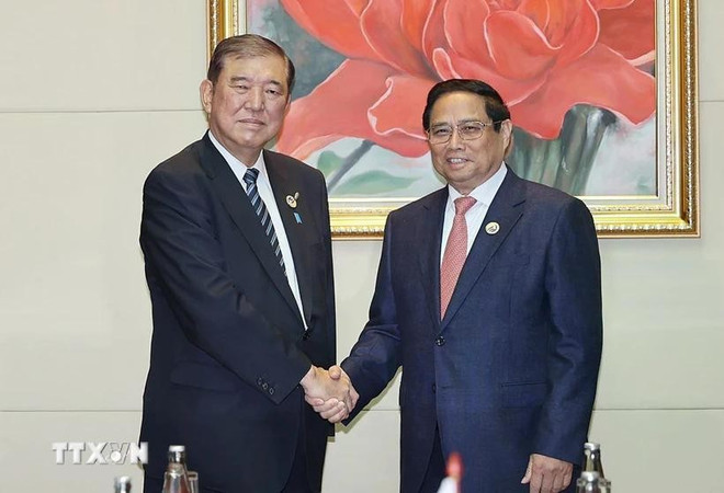 PM Pham Minh Chinh (R) and his Japanese counterpart meet on the sidelines of the 44th and 45th ASEAN Summits and related meetings in Laos last year. (Photo: VNA)