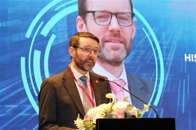 UK Ambassador to Vietnam Iain Frew speaks at the event. (Photo: VNA)