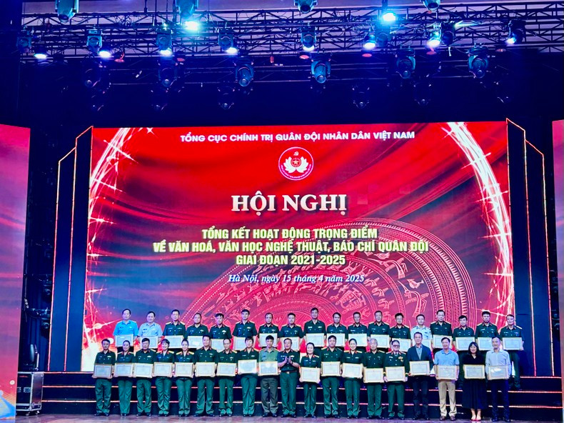 Representatives of collectives receive Certificates of Merit from the Ministry of National Defence.