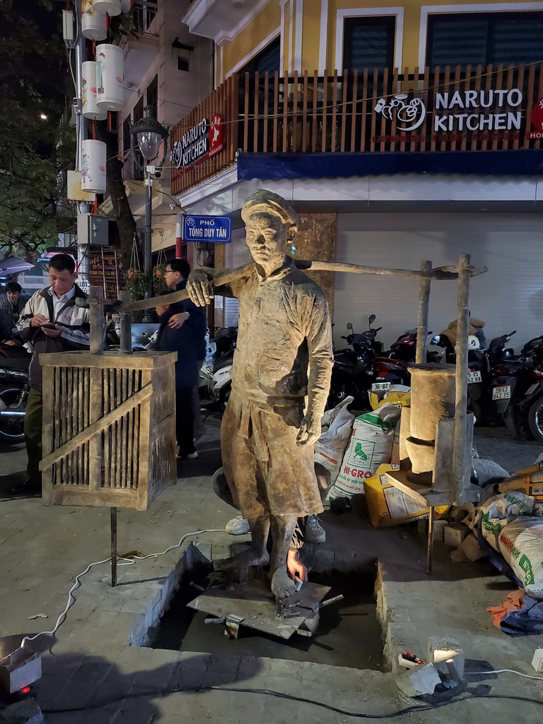 The statue of the Hanoi Pho Street Vendor will be placed at the 2025 Pho Festival. (Photo: Organising Committee)