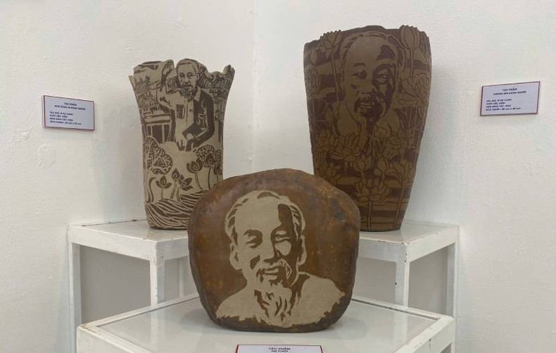 The artwork "Smile" by artist Le Ba Cang.