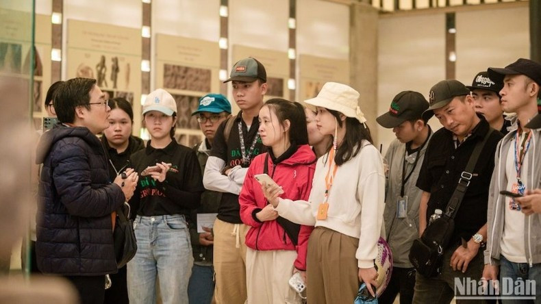 A tour guide training session organised by Vodatours on March 23 with instruction from Vo Van Anh, Chairman of the Da Nang Tour Guide Association. (Photo: ANH DAO)