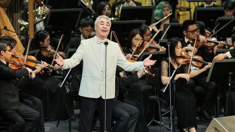 People’s Artist Quang Tho opened the programme with the song Praising President Ho. (Photo: HGO) People’s Artist Quang Tho opened the programme with the song Praising President Ho. (Photo: HGO)