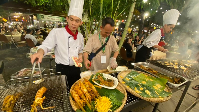 The chefs prepare grilled fresh squid. The chefs prepare grilled fresh squid.