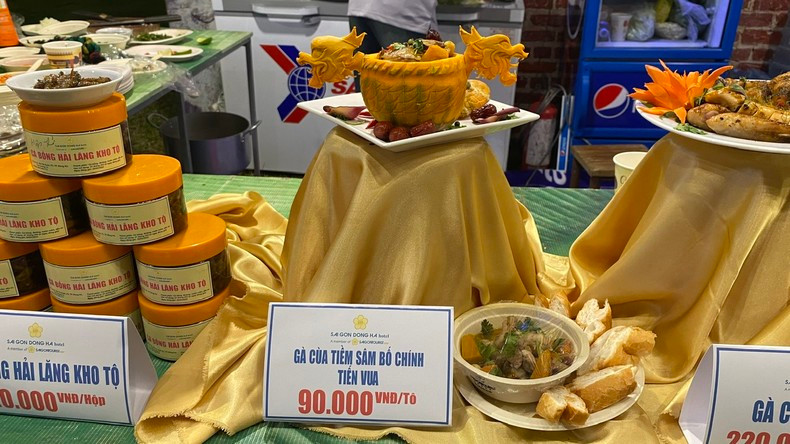 Dishes made from chicken by central chefs. Dishes made from chicken by central chefs.