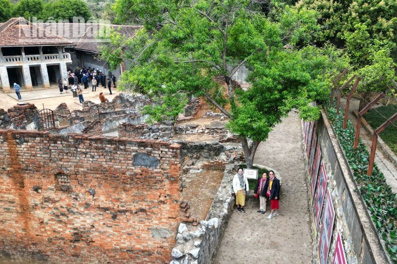 The Son La Prison Special National Historical Site has been attracting a large number of tourists from across the country who come to learn about the heroic era of steadfast revolutionary soldiers. The Son La Prison Special National Historical Site has been attracting a large number of tourists from across the country who come to learn about the heroic era of steadfast revolutionary soldiers.