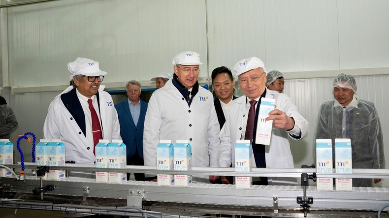 The chair of the TH Group Board of Directors and the Governor of Kaluga visit the plant’s production line.
