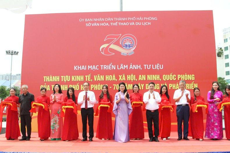 Delegates cutting the ribbon to open the exhibition. Delegates cutting the ribbon to open the exhibition.