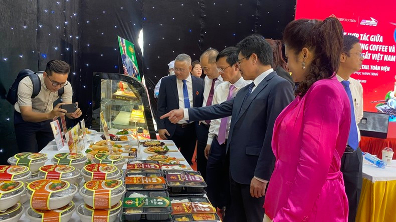 Authentic Vietnamese meals and drinks to be widely served onboard trains