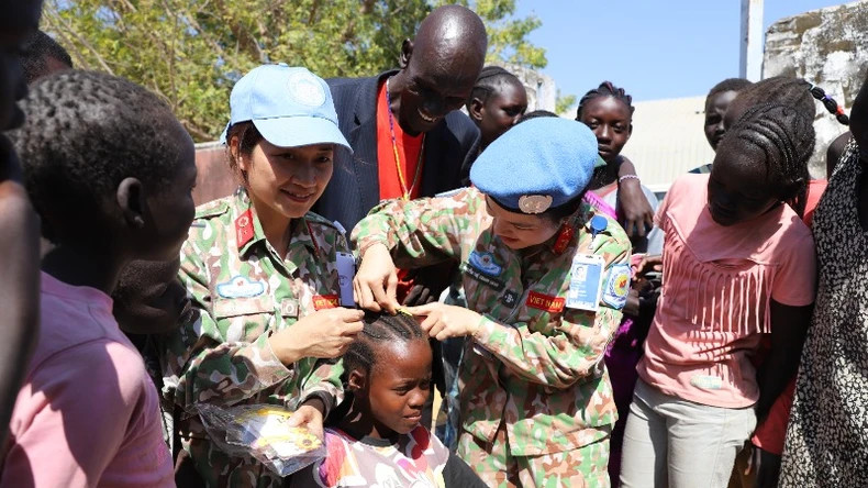 The Vietnamese Blue Berets are always friendly, close and loved by the local people. (Photo: Construction Engineer Company)