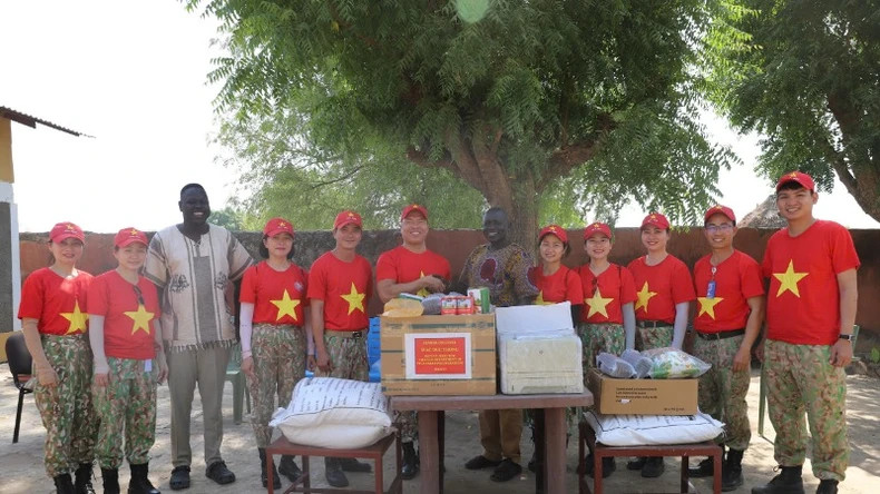 In addition to carrying out the missions of the United Nations, the Vietnamese Blue Berets have also organised many meaningful activities to help local authorities and people. (Photo: Construction Engineer Company)