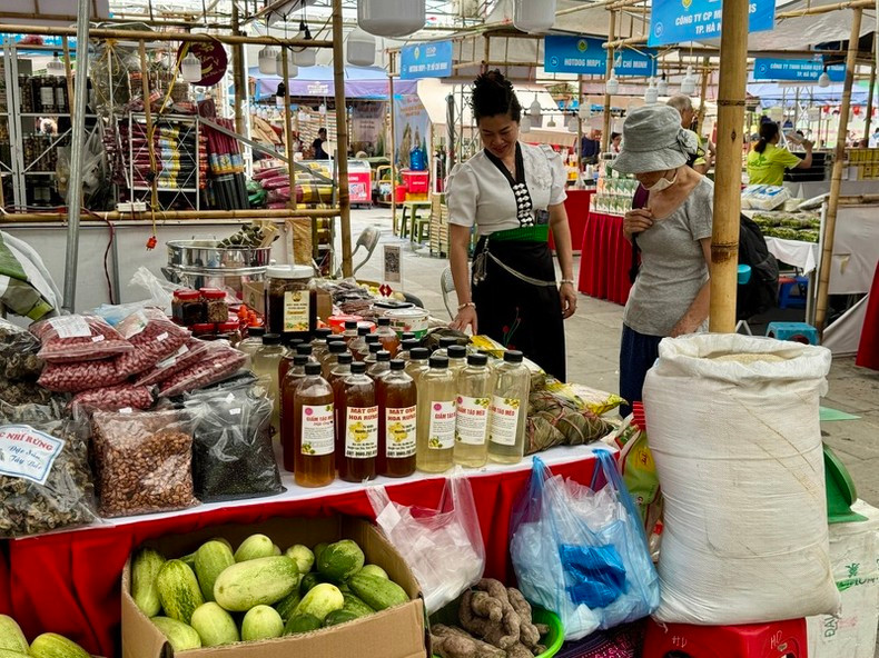 Residents welcomed and participated in shopping at the fair. Residents welcomed and participated in shopping at the fair.