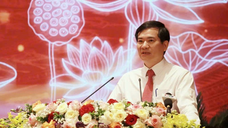 Deputy Secretary of the Quang Ninh Provincial Party Committee, Vu Quyet Tien, speaking at the conference.