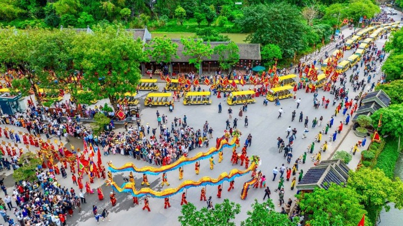 Locals and visitors are immersed in the traditional cultural atmosphere of the festival.