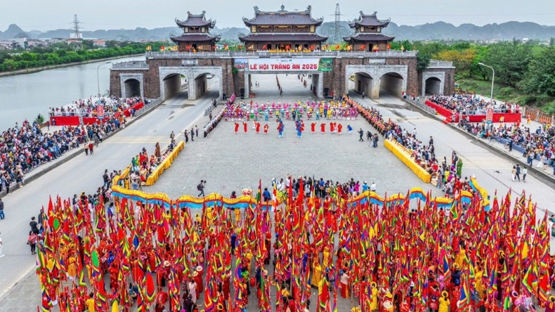 The festival journey begins with the dragon procession departing from the Tam Quan Gate to the Trang An boat wharf.