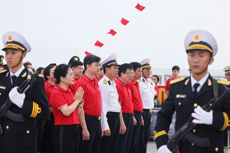 During the voyage, members participated in a memorial ceremony for heroic martyrs who sacrificed their lives in defence of national sovereignty over the seas and islands.