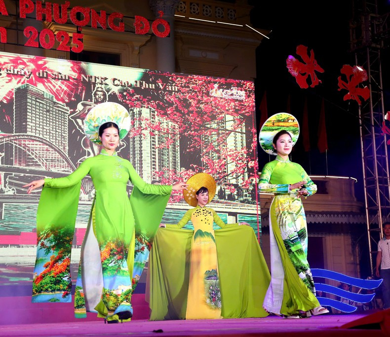 Artisans skilfully apply traditional embroidery and hand-painting techniques to adorn the Ao Dai. (Photo: DAM THANH)